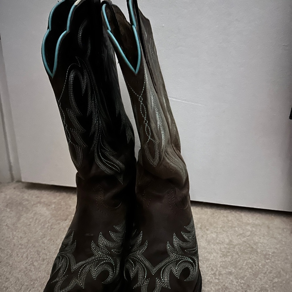 Brown Western Cowboy Boots with Embroidered Design
